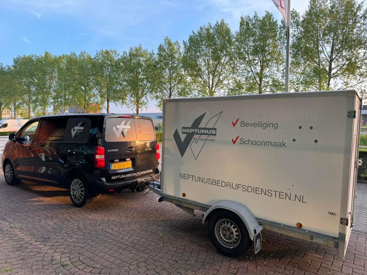 Neptunus schoonmaakvoertuig en trailer met logo en vinkjes